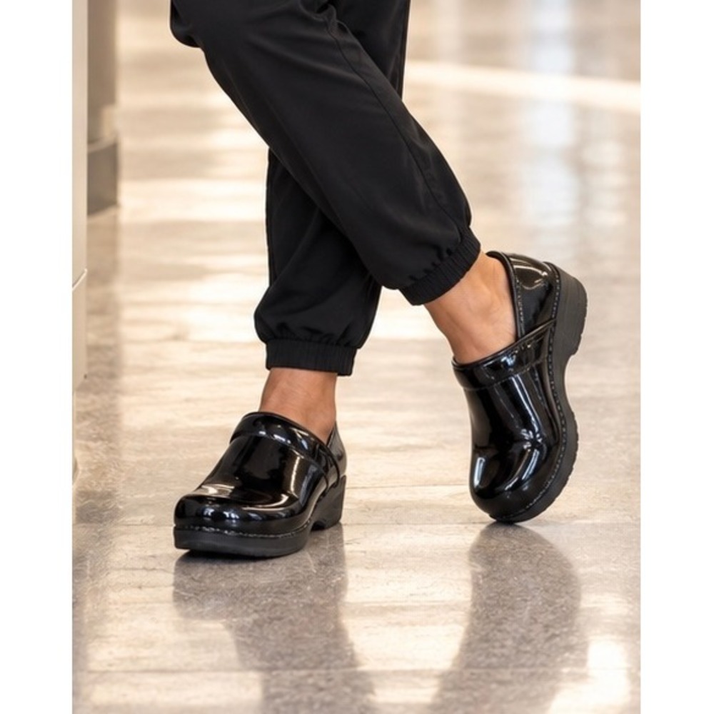 Dansko XP 2.0 Black Patent Leather Clogs Women's Size 38 Nursing Work Shoes